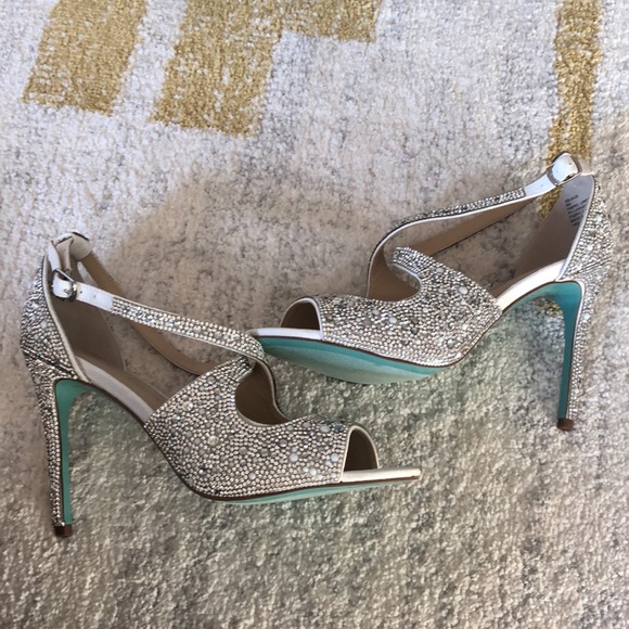 NWOB Betsey Johnson Sage Heels - Picture 2 of 4
